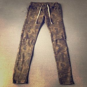 Women’s solid ripped skinny jogger pants.